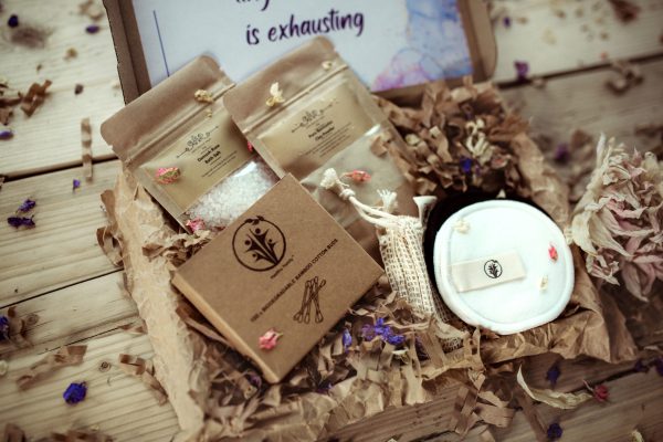 New mum pamper gift set, baby shower vegan and organic artisan bath set. Gifts for Mum to be. - Image 2
